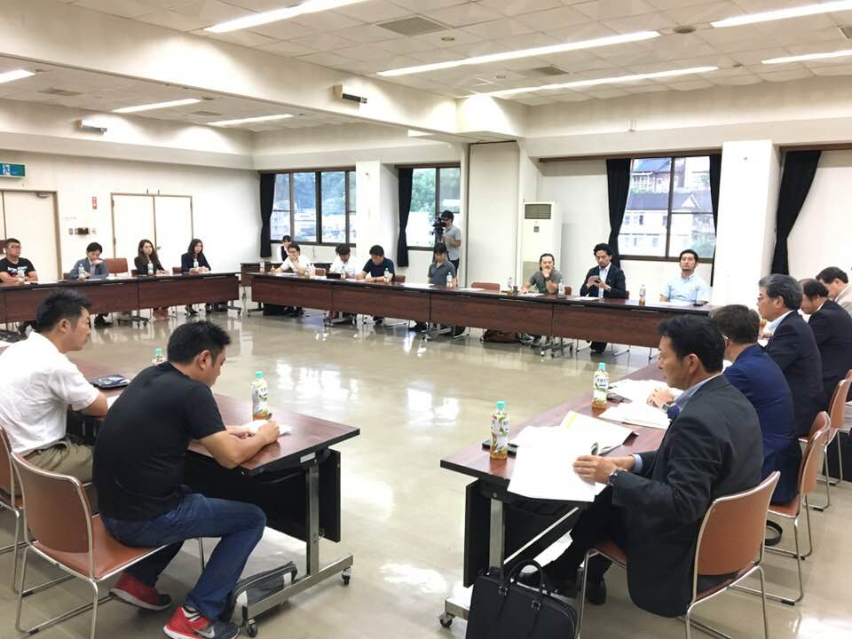 竹田商工会議所 青年部 と九州アルプス商工会 青年部の合同で、市議会 産業建設常任委員会と意見交換を開催しました